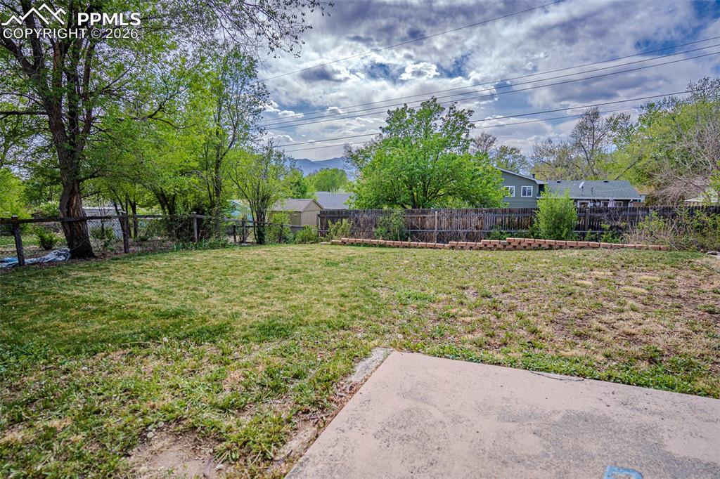 Image 23 of 26: Yard