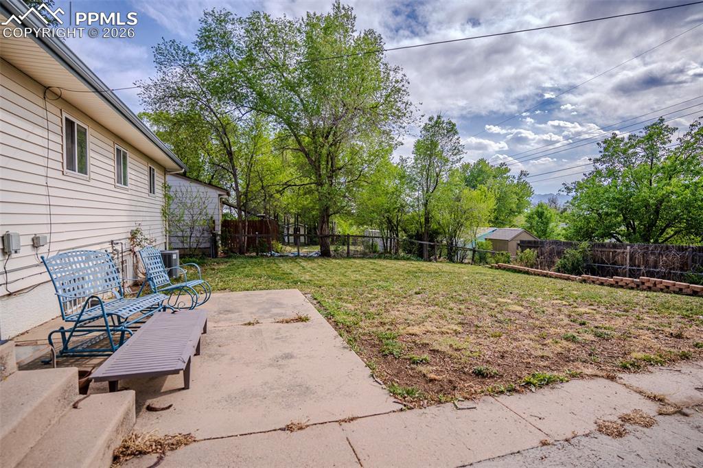 Image 24 of 26: Yard