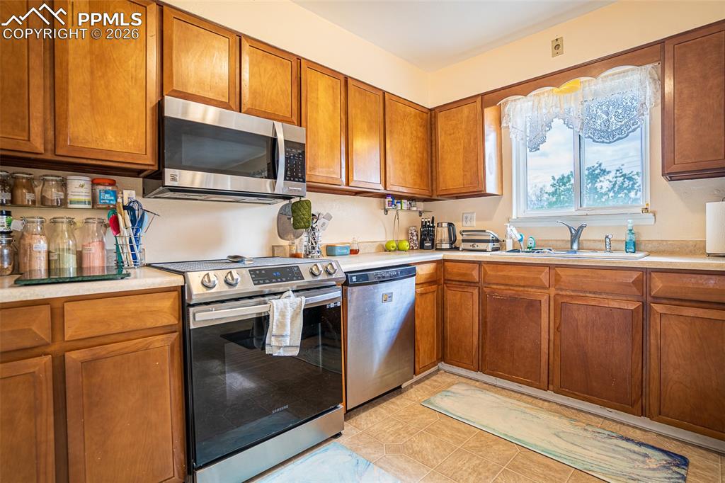 Image 5 of 26: Kitchen