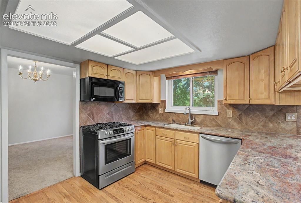 Image 13 of 49: Kitchen