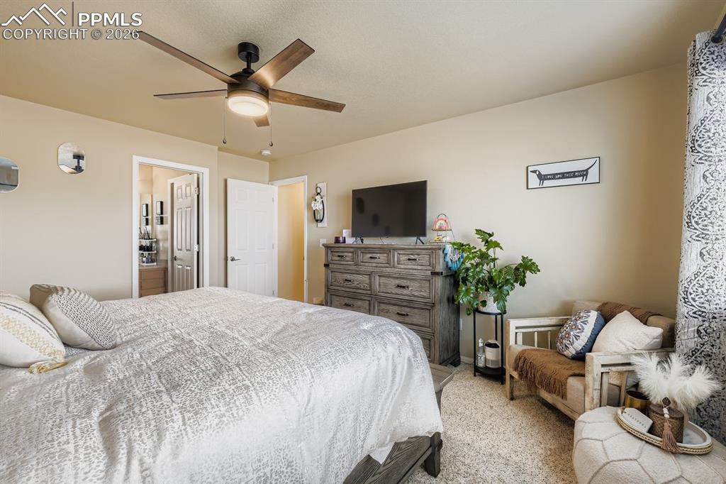 Image 11 of 30: Bedroom