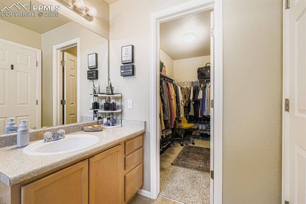 Image 13 of 30: Bathroom