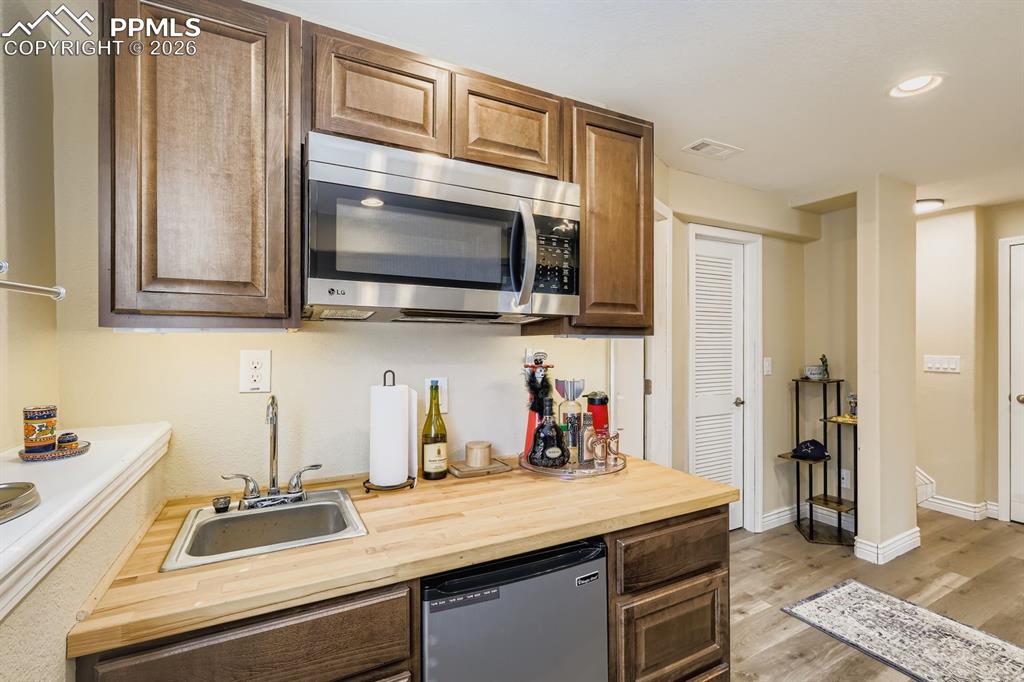 Image 20 of 30: Kitchen