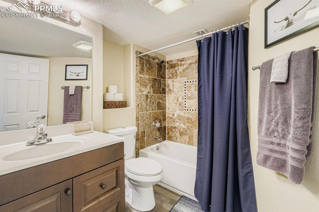 Image 24 of 30: Bathroom