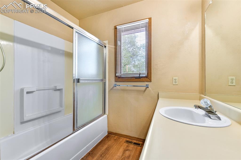 Image 14 of 22: Full Bath - Upper Level