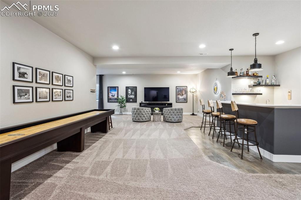 Image 21 of 48: Huge, open family room, great for entertaining