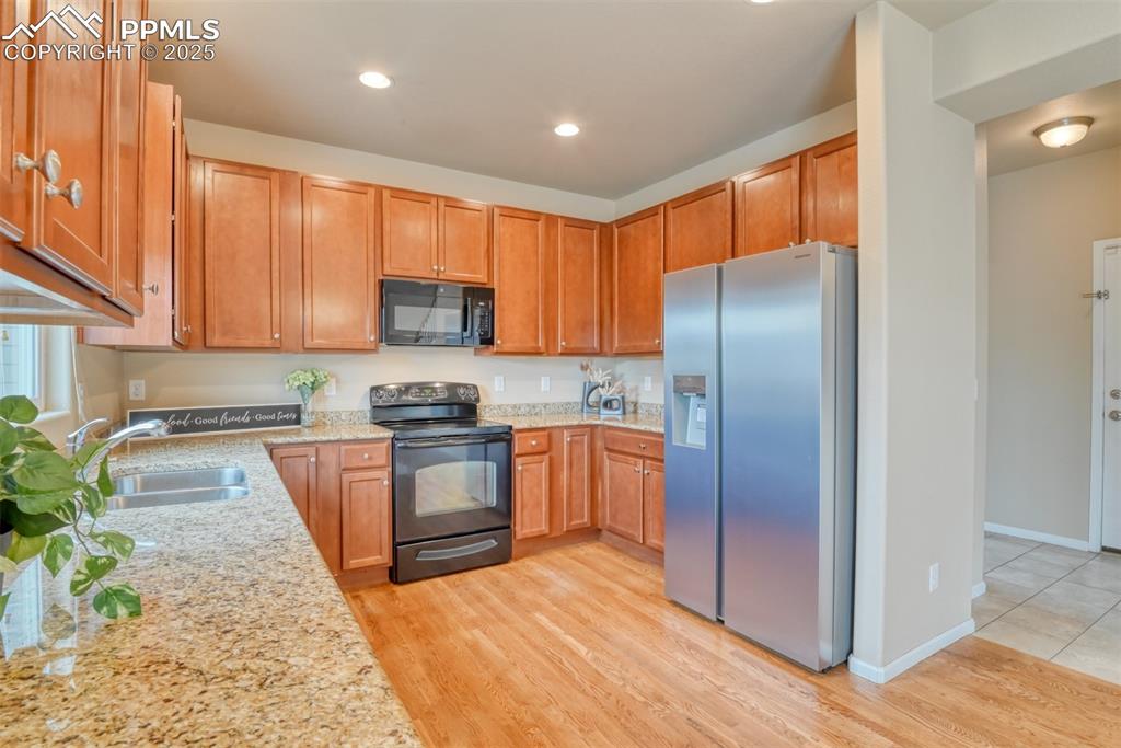 Image 15 of 31: Kitchen