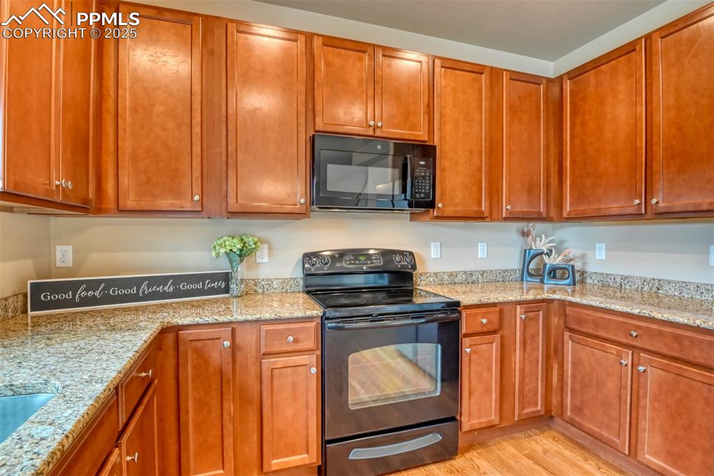 Image 16 of 31: Kitchen