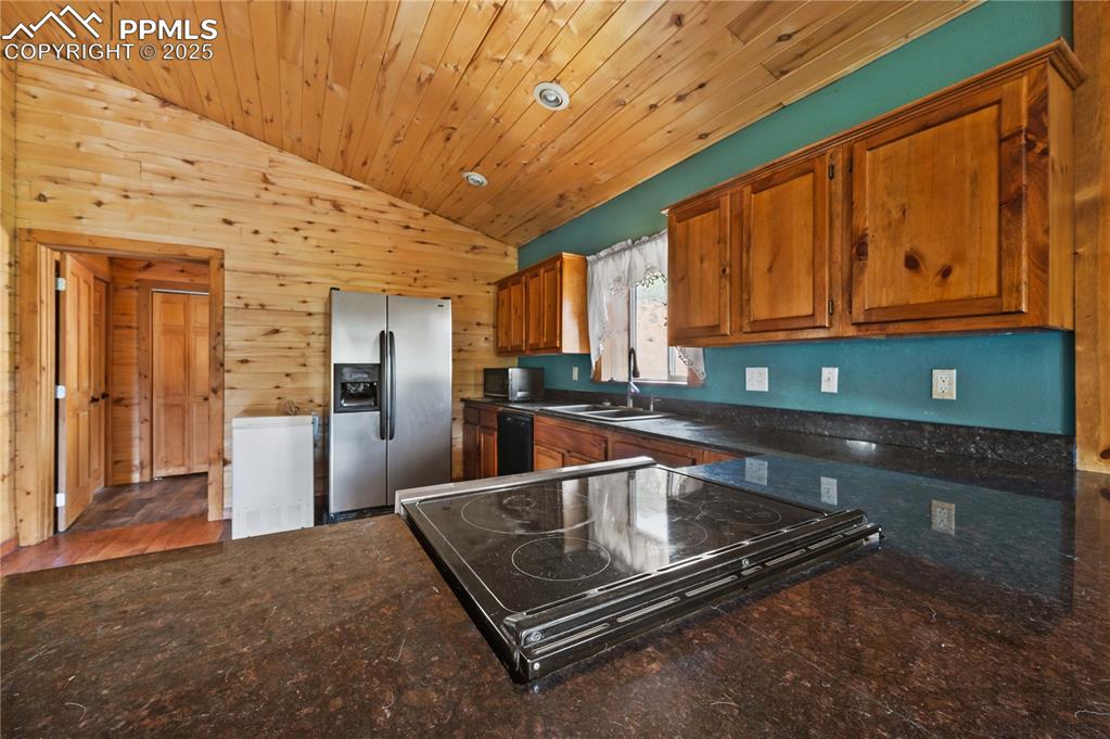 Image 10 of 34: Kitchen