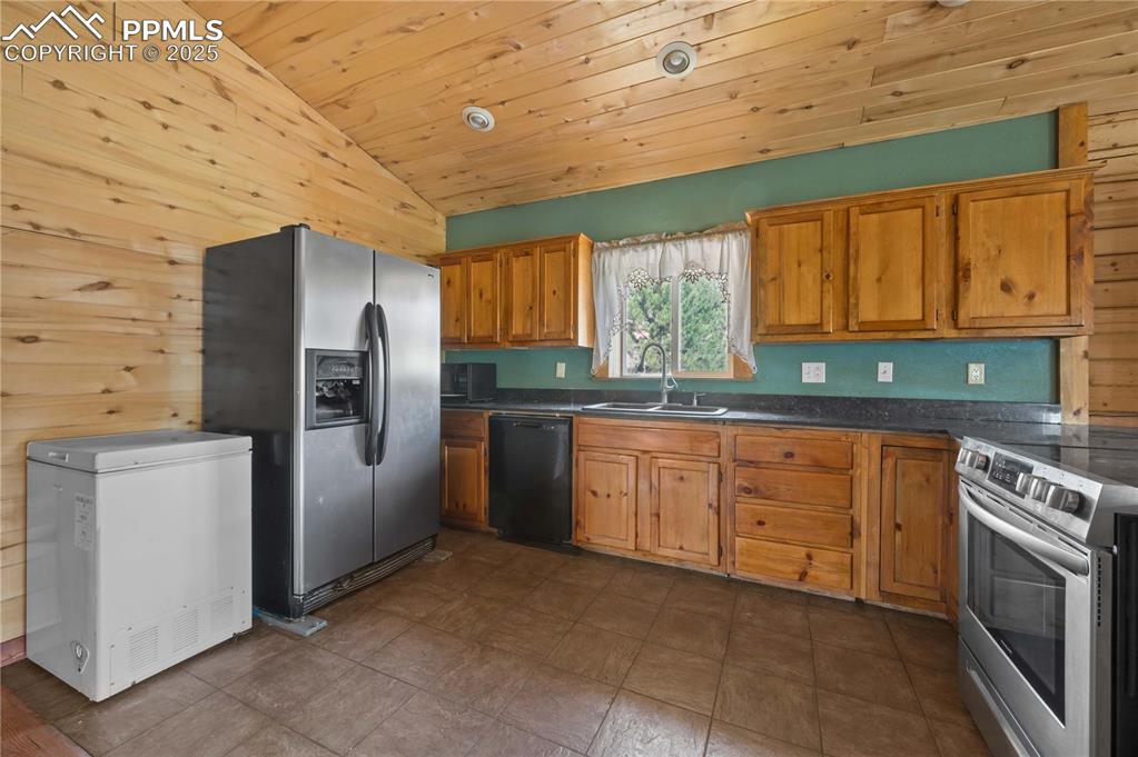 Image 12 of 34: Kitchen