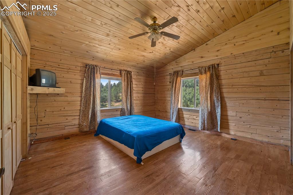 Image 14 of 34: Bedroom