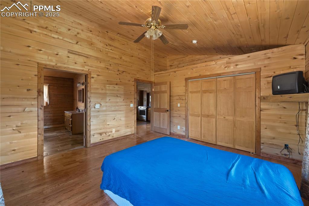 Image 15 of 34: Bedroom