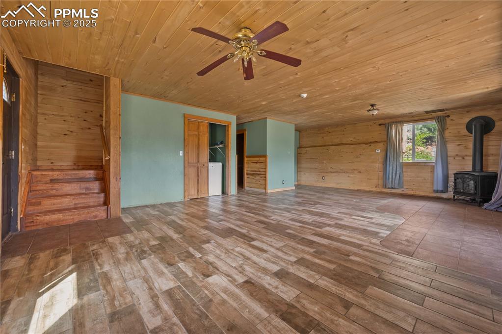 Image 17 of 34: Living Room