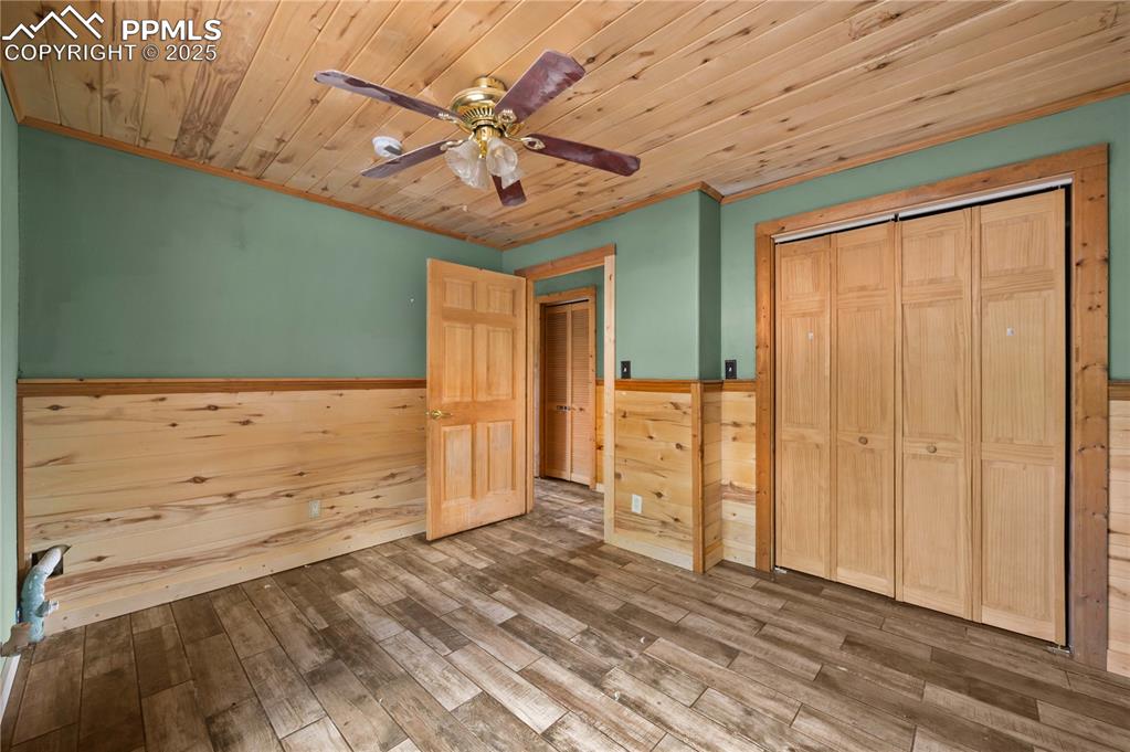 Image 19 of 34: Bedroom