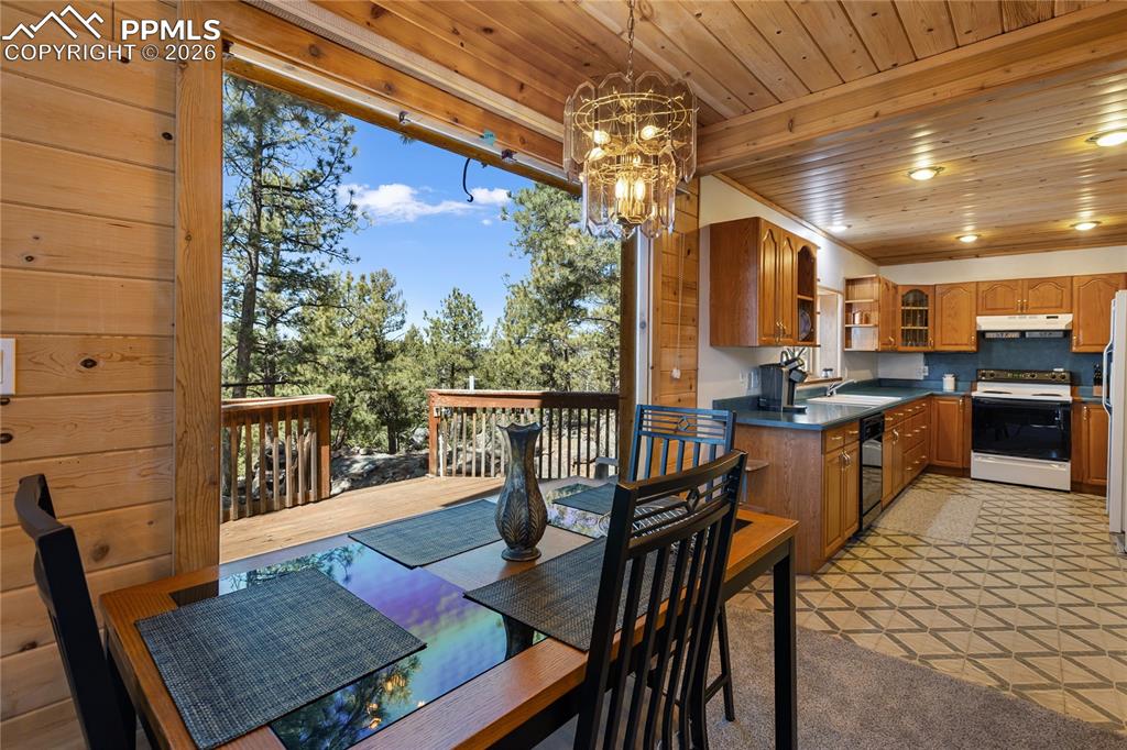 Image 16 of 45: Dining Area