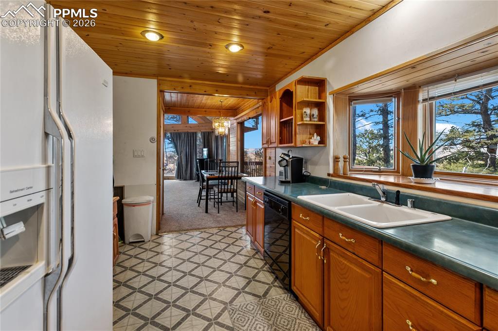 Image 18 of 45: Dining Area