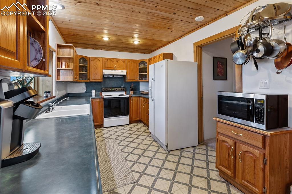 Image 19 of 45: Kitchen