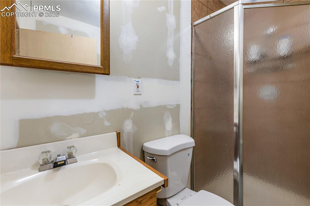 Image 23 of 45: Bedroom