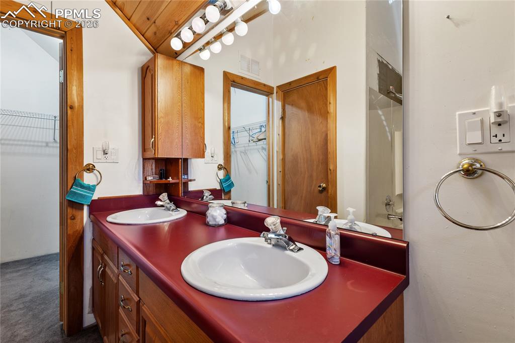 Image 27 of 45: Bedroom