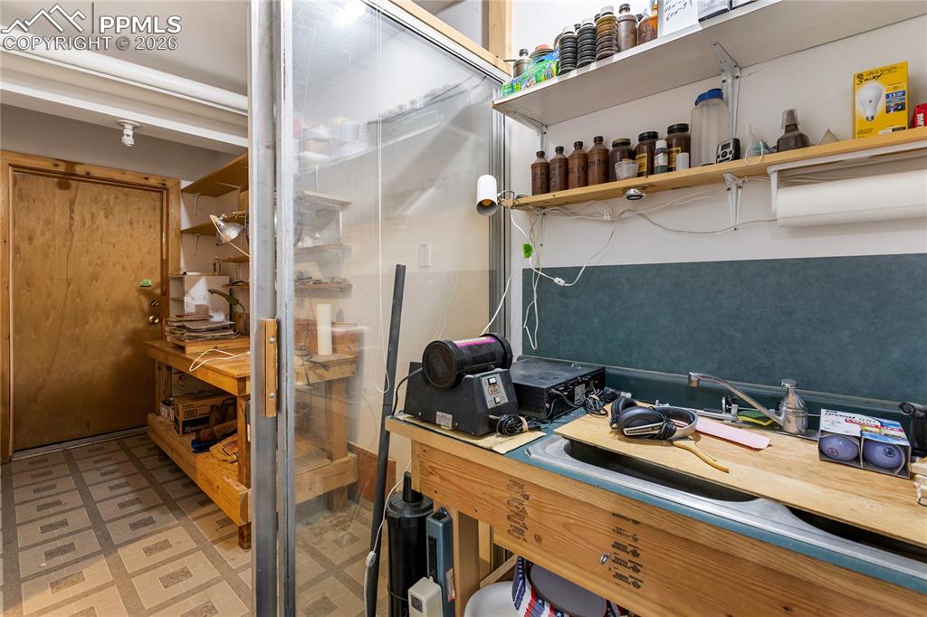 Image 32 of 45: Laundry