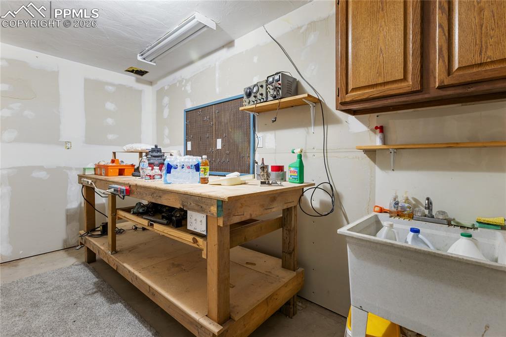 Image 33 of 45: Garage