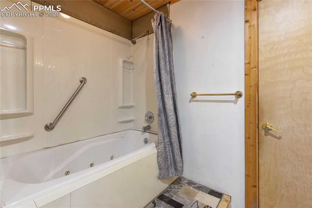 Image 40 of 45: Deck