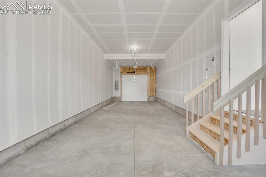 Image 8 of 35: Garage