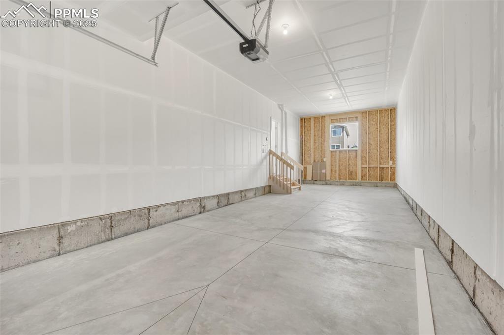 Image 9 of 35: Garage