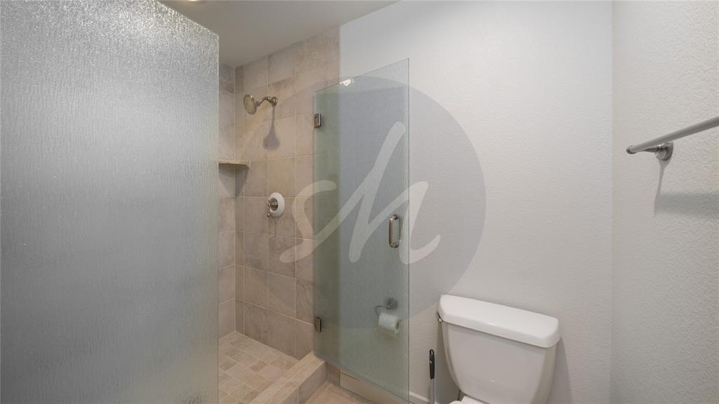 Image 10 of 26: Bathroom