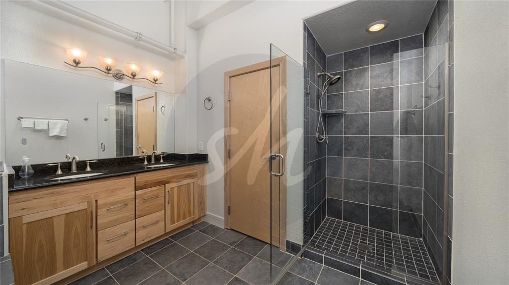 Image 16 of 26: Bathroom