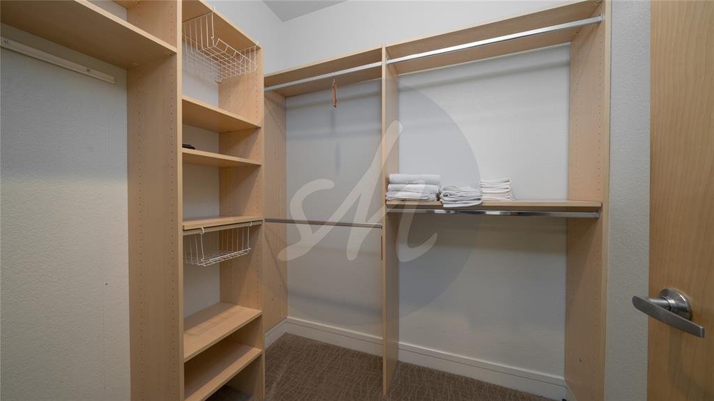 Image 9 of 26: Closet