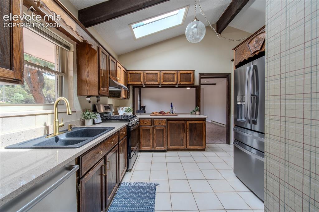 Image 13 of 49: Kitchen