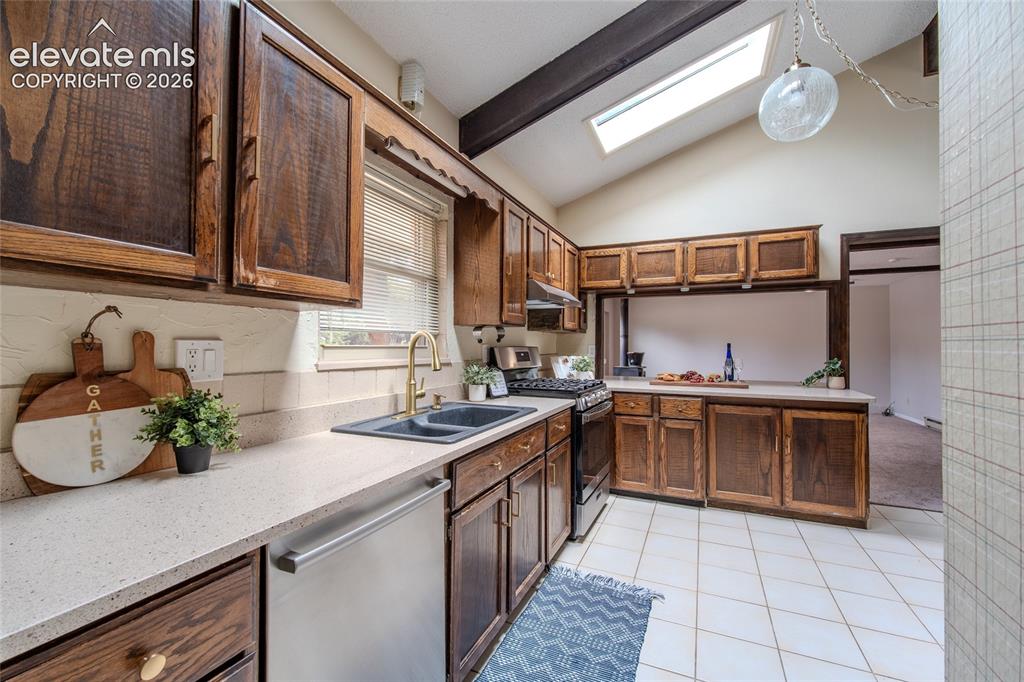 Image 14 of 49: Kitchen