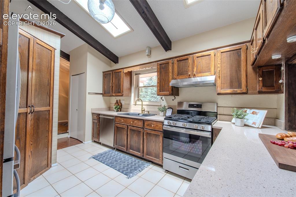 Image 15 of 49: Kitchen