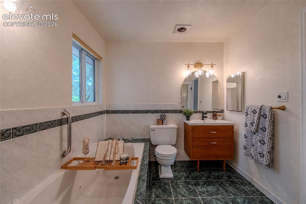 Image 26 of 49: Bathroom