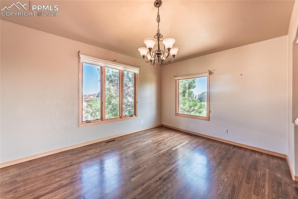 Image 10 of 50: Dining Area