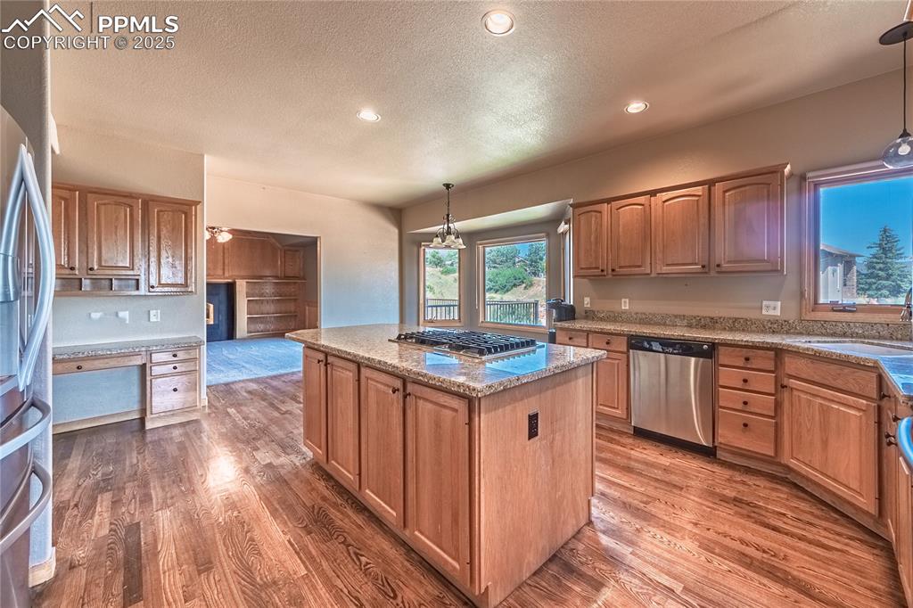 Image 11 of 50: Kitchen
