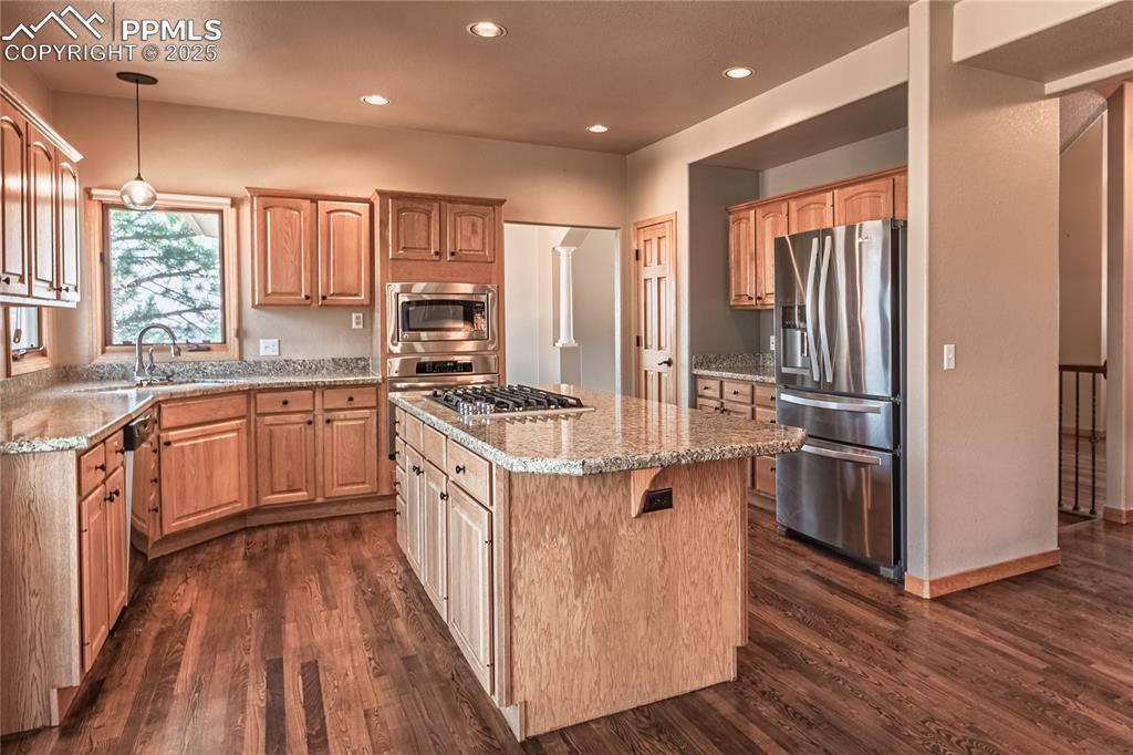 Image 15 of 50: Kitchen