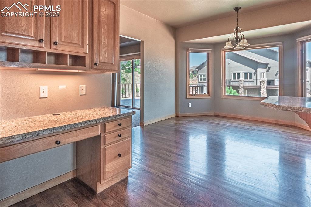 Image 16 of 50: Kitchen