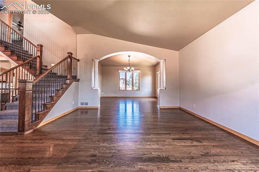 Image 8 of 50: Living Room