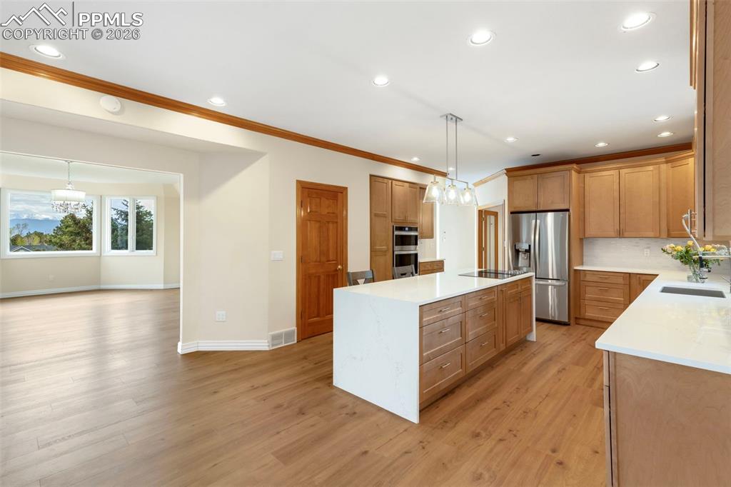 Image 15 of 50: Kitchen