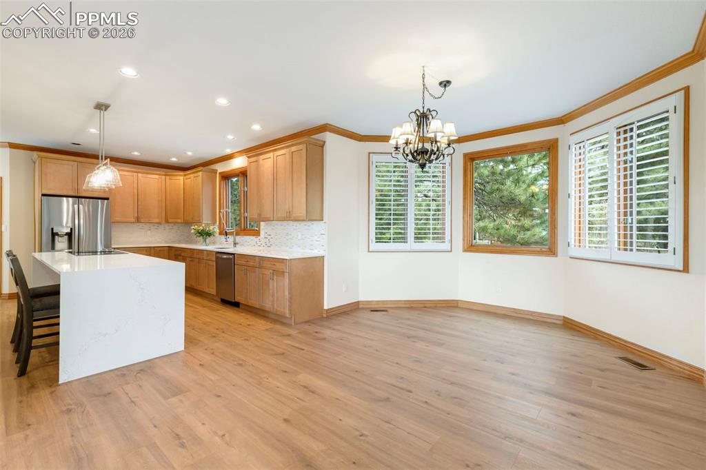 Image 16 of 50: Kitchen