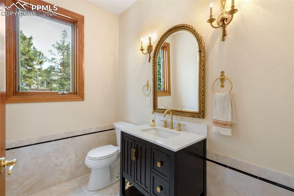 Image 19 of 50: Bathroom