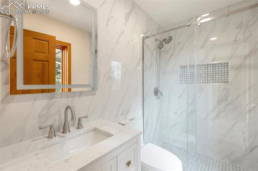 Image 33 of 50: Ensuite bathroom