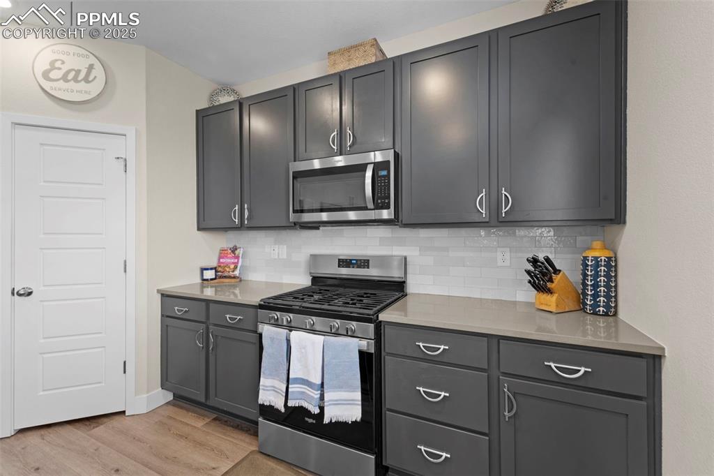 Image 16 of 28: Kitchen