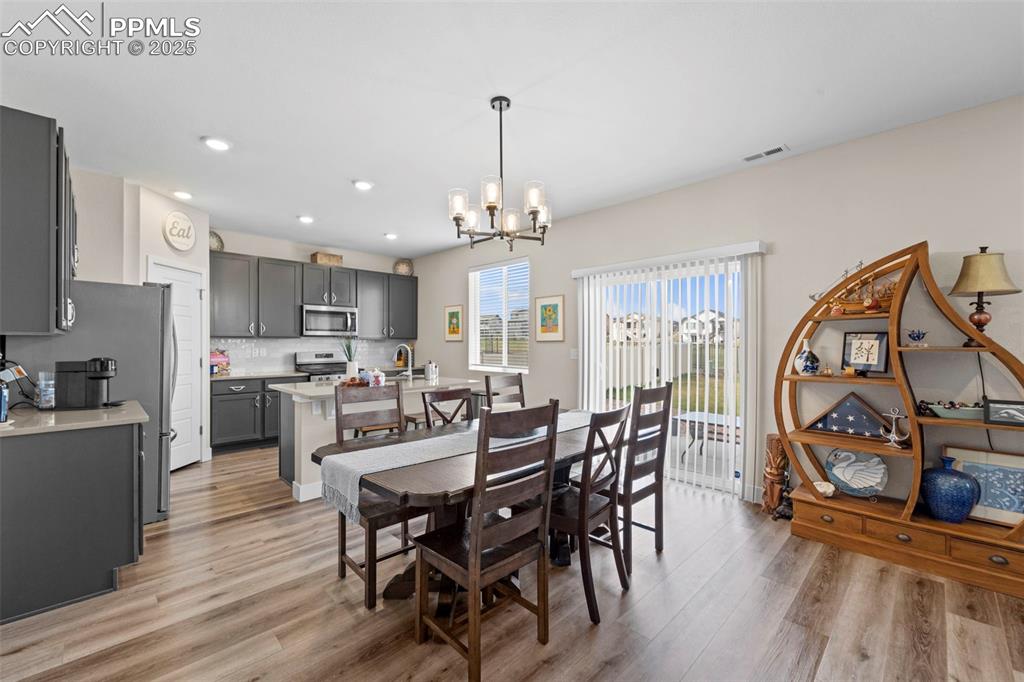 Image 17 of 28: Dining Area