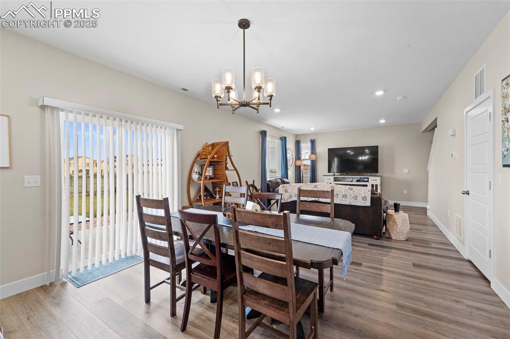 Image 18 of 28: Dining Area