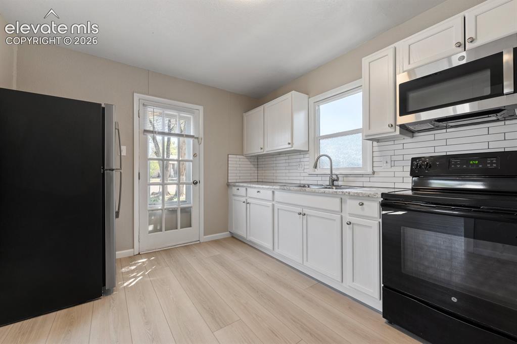 Image 7 of 29: Kitchen