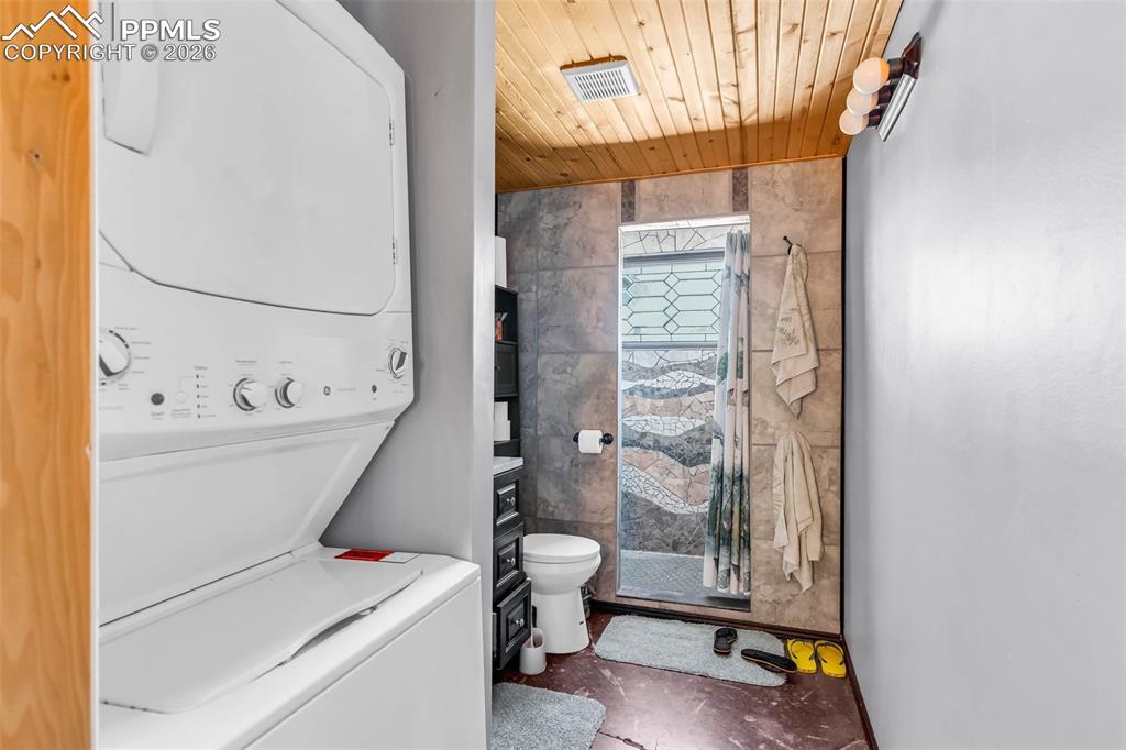 Image 10 of 43: Bathroom