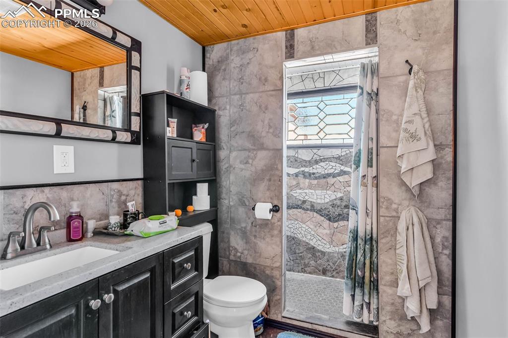 Image 11 of 43: Bathroom